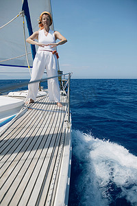 陈式太极拳摄影照片_一名女子在帆船上做瑜伽