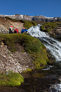 徒步旅行者在瀑布旁休息