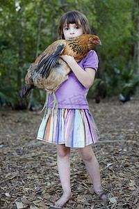 花纹图案民族花纹摄影照片_抱着母鸡的女孩