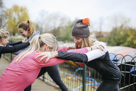 十几岁的女孩和女人在公园里相互训练