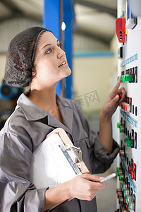 橄榄加工厂控制面板前的女性