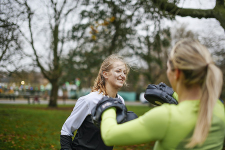灵活性训练摄影照片_女子拳击手在公园一起训练