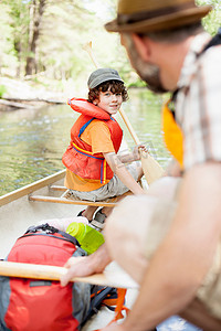 父子俩在河上打包独木舟
