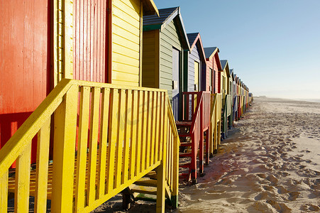 海滩上一排排五颜六色的海滩小屋