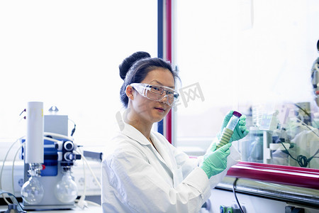 年轻女科学家在实验室看样品的肖像