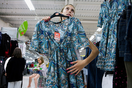 超市标签摄影照片_十几岁的女孩买衣服