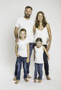 工作室拍摄的父母和两个女儿的肖像