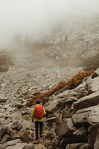 美国加利福尼亚州红杉国家公园矿泉王洛基山谷男性徒步旅行者的背影