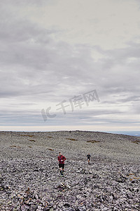 芬兰拉普兰男人们在岩石悬崖顶上跑步的小径
