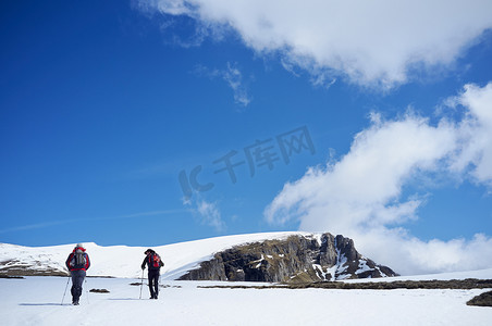 罗马尼亚特兰西瓦尼亚布盖吉山两名男子在雪地中徒步旅行