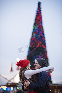 英国伦敦海德公园一对浪漫的年轻情侣在圣诞节拥抱