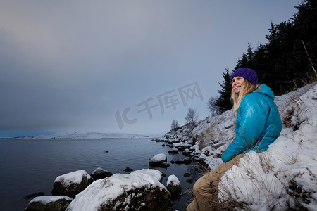 赏雪摄影照片_在雪地里赏湖的女人