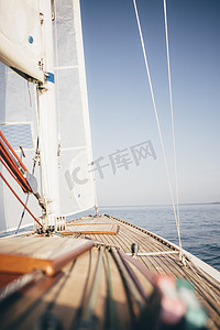 小客车摇号摄影照片_水上帆船甲板和风帆
