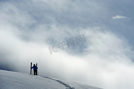 高山滑雪运动员摄影照片_站在山上的中年男子滑雪者奥伯格格尔奥地利