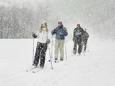 滑雪者在暴风雪中跋涉