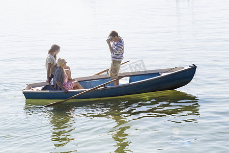 湖上小船上的年轻男子侧视拍摄女性