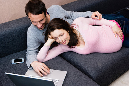 孕妇和男子躺在沙发上