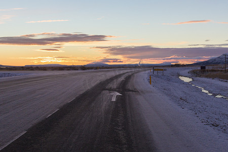 日落时分的乡村小路冰岛