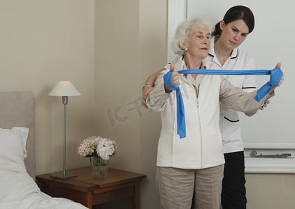 护士帮助妇女锻炼身体