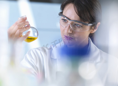 科学家在实验室实验中查看烧杯中的化学公式