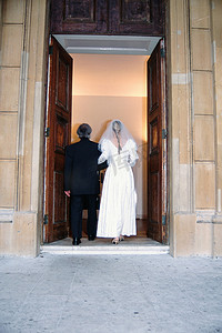 新娘和她的父亲一起去教堂