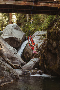 从吊床上跳下的年轻人悬挂在桥上矿物之王美国加利福尼亚州红杉国家公园