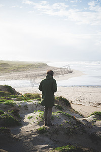 一名男子在沙丘上眺望海岸索尔索萨萨里意大利撒丁岛