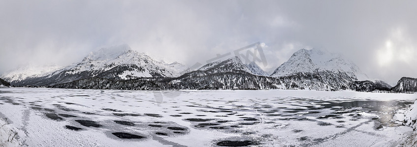 未开发土地摄影照片_冰冻的湖泊和积雪覆盖的山脉瑞士恩加丁