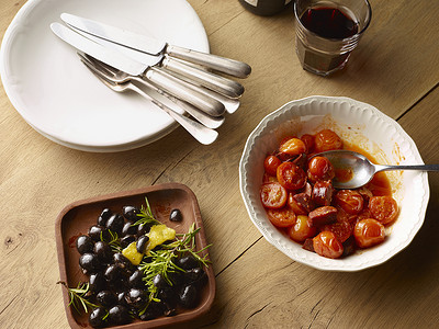 俯瞰桌子有一碗黑橄榄和一碗西班牙西红柿配意大利香肠