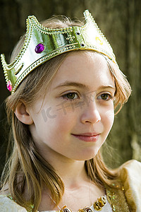 人物大头摄影照片_戴皇冠的女孩装扮成女王