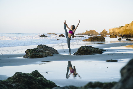 美国加利福尼亚州洛杉矶海滩上年轻的女芭蕾舞演员单腿站立