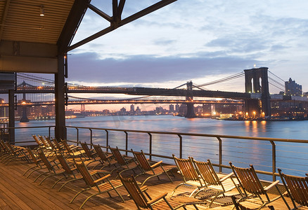 俯瞰东河的躺椅纽约市美国