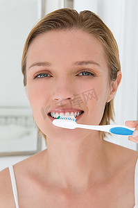 一个女人正在清洁牙齿