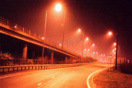 夜间空荡荡的道路