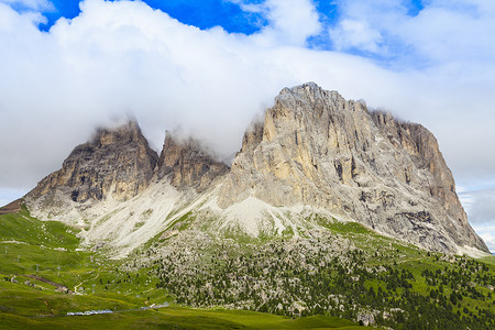 意大利白云岩的低云和岩石建造