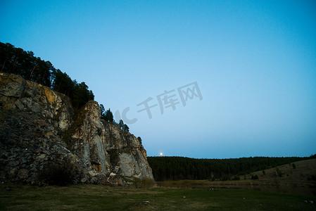 岩面摄影照片_起伏景观中的岩面