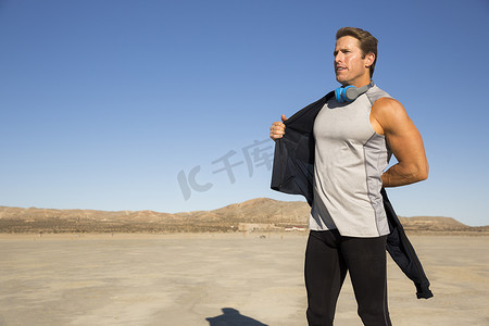 男子训练在干燥的湖床上穿上运动服美国加利福尼亚州海市蜃楼