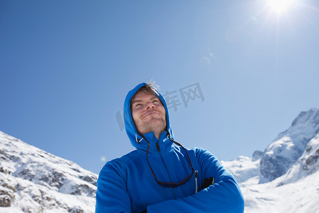 游戏光线摄影照片_冬天穿着蓝色运动夹克的男人