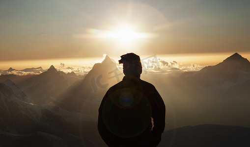 在日落时观看马特宏峰的登山者泽马特沃利斯瑞士