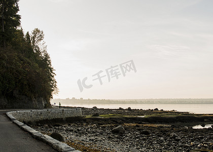 加拿大温哥华滨水路上的孤独跑步者