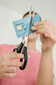 一名女子剪断了她的信用卡