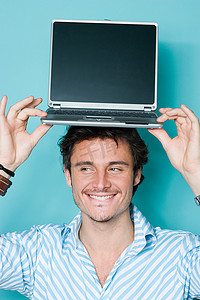 便利条图案摄影照片_头上顶着笔记本电脑的男人