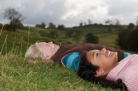 两个女孩躺在草地上望着天空