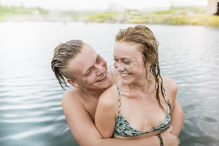 门德尔松摄影照片_冰岛福夫迪尔秘密泻湖温泉里浪漫的年轻情侣