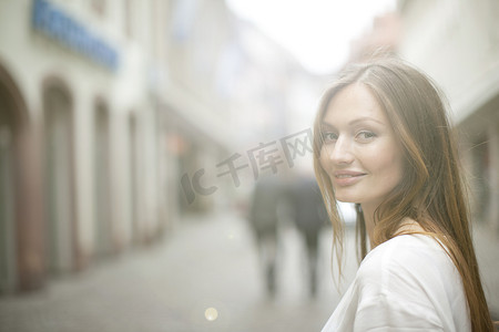城市街道上的美女肖像弗莱堡德国
