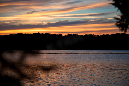 光之城背景摄影照片_美国缅因州巴斯的傍晚湖景