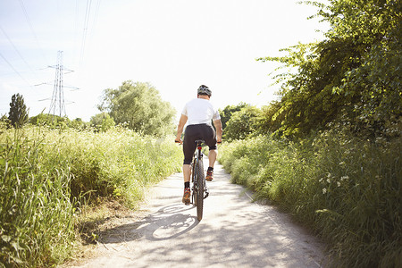 雅典人摄影照片_骑自行车的人在小路上骑自行车