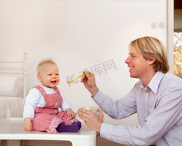 父亲给婴儿喂奶