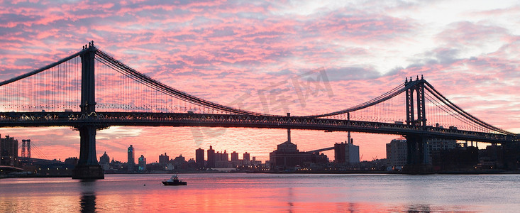 华丽灯光背景摄影照片_美国纽约市日落时分的曼哈顿大桥全景