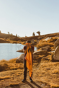 王凯摄影照片_年轻的男性徒步旅行者在湖边用毛巾擦脸矿泉王美国加州红杉国家公园